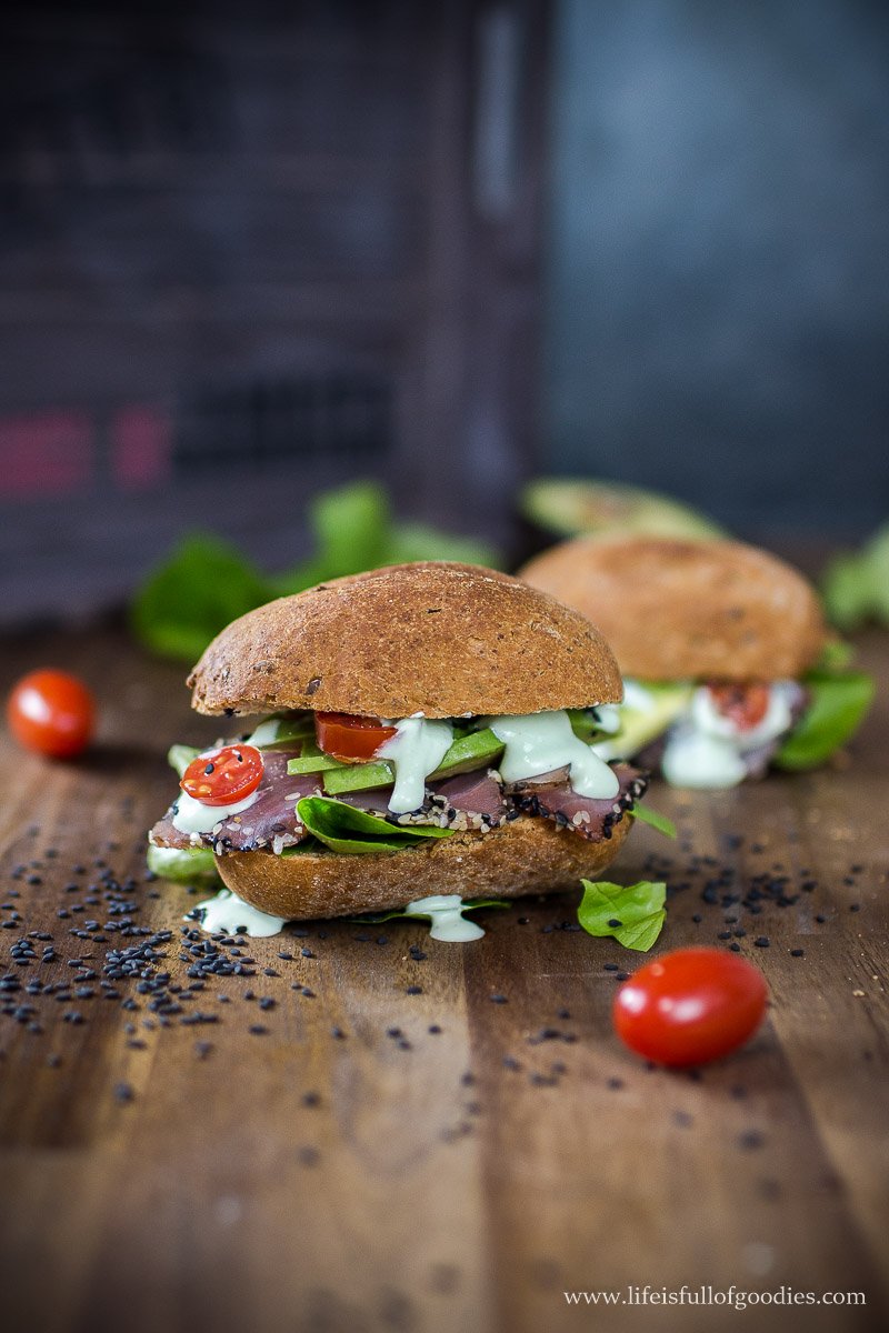 Homemade Wasabi-„Mayo“ mit glutenfreiem Thunfischbrötchen