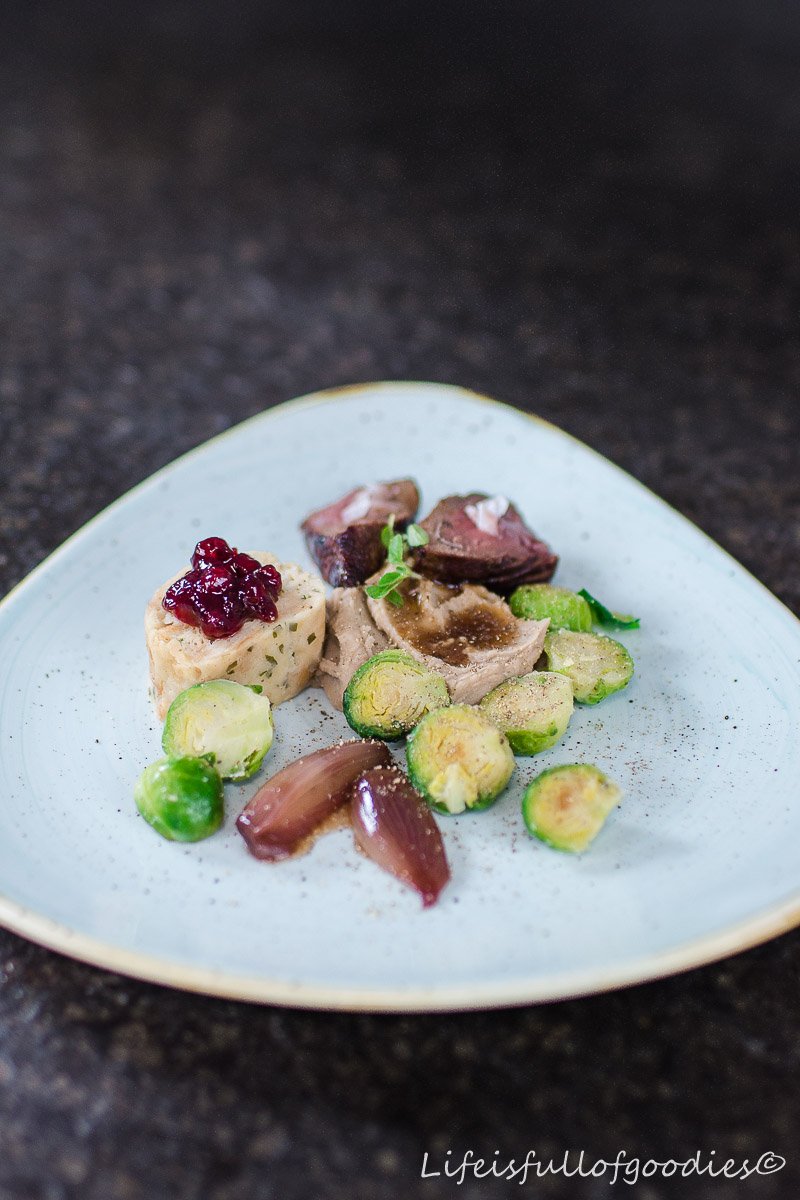X-MAS Dinner 2016 – Reh, Maronen, Knödel, Rosenkohl und Preiselbeeren