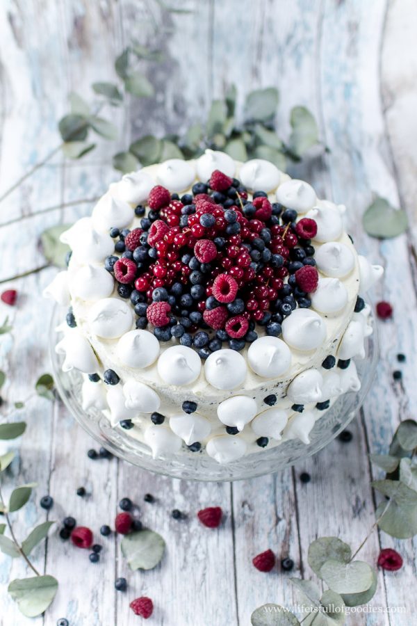 Beerentorte – eine ruckzuck verzierte schwarz-weiß-Torte
