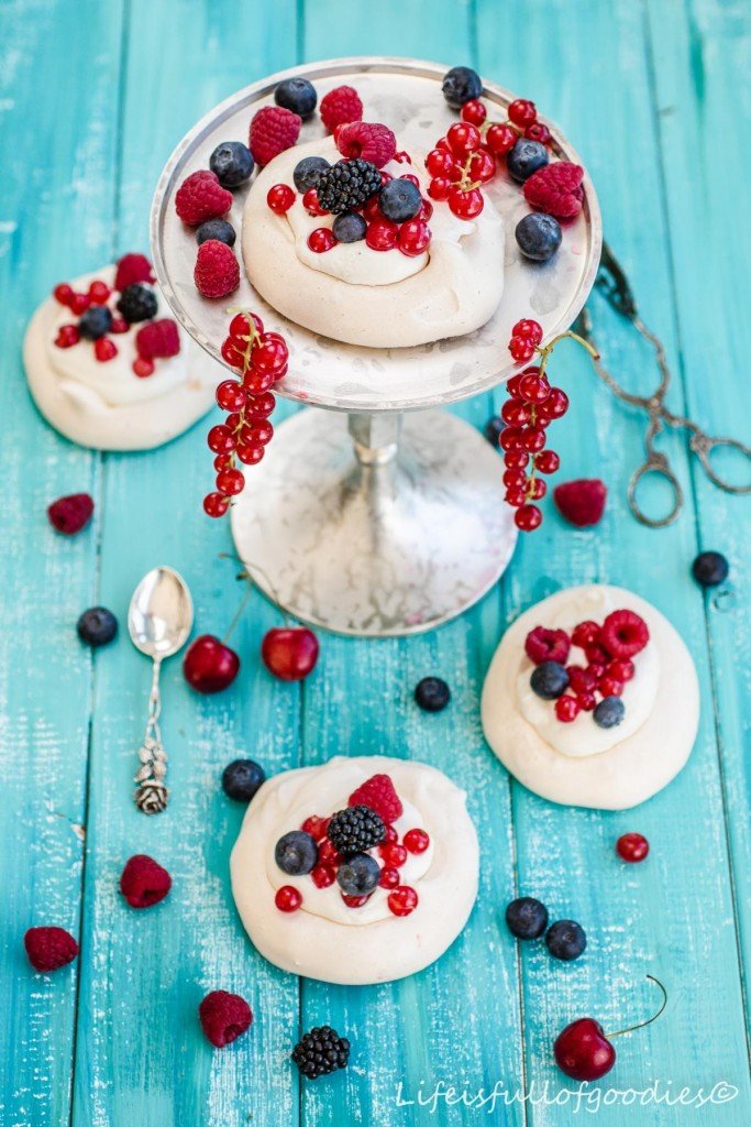 Mini-Pavlovas mit Mascarponecreme und Beeren