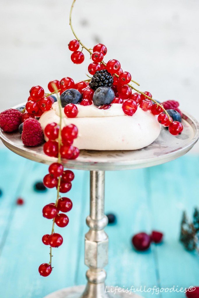 Mini-Pavlovas mit Mascarponecreme und Beeren