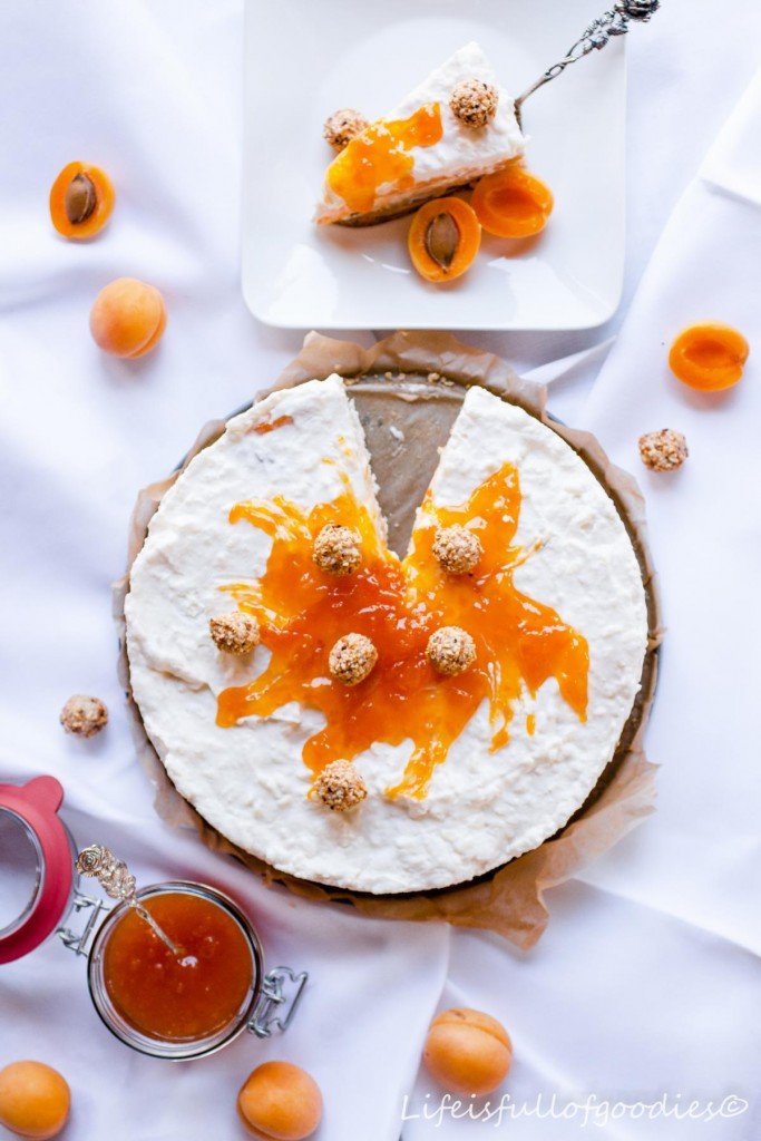 Milchreistorte mit Aprikosen für ein weißes Dinner