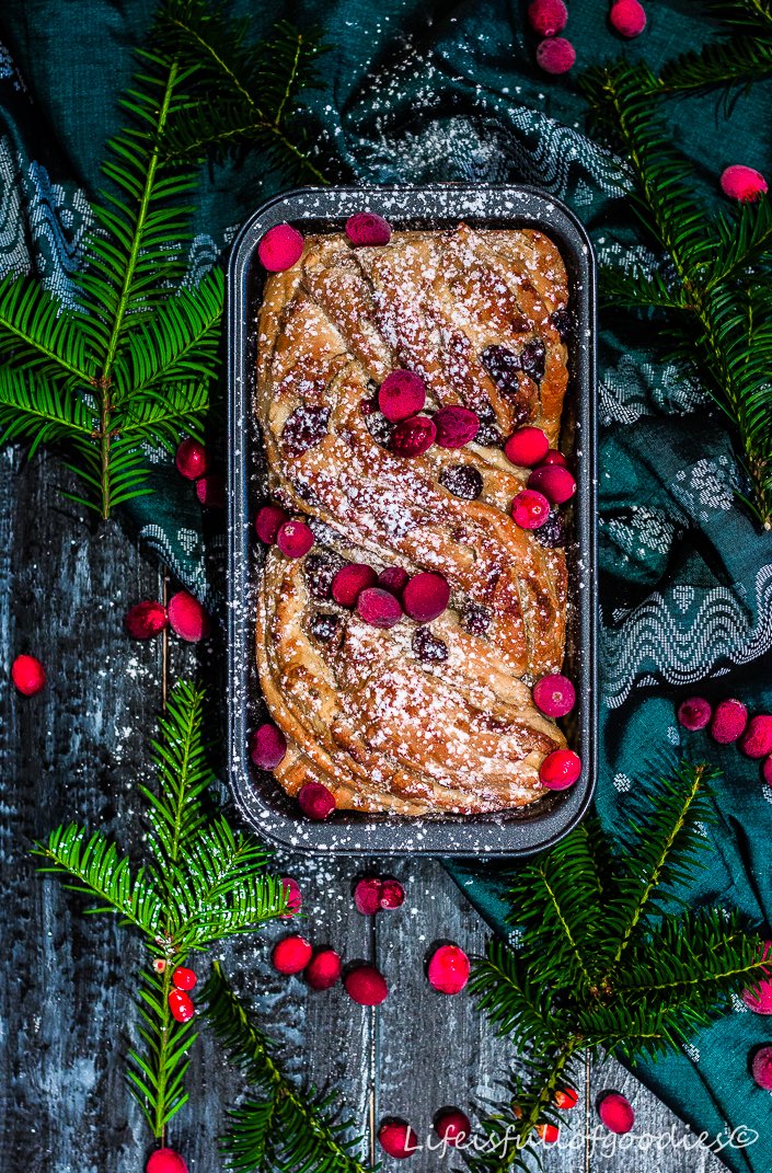 Weihnachtsbrioche mit Marzipan, Nüssen und Cranberries