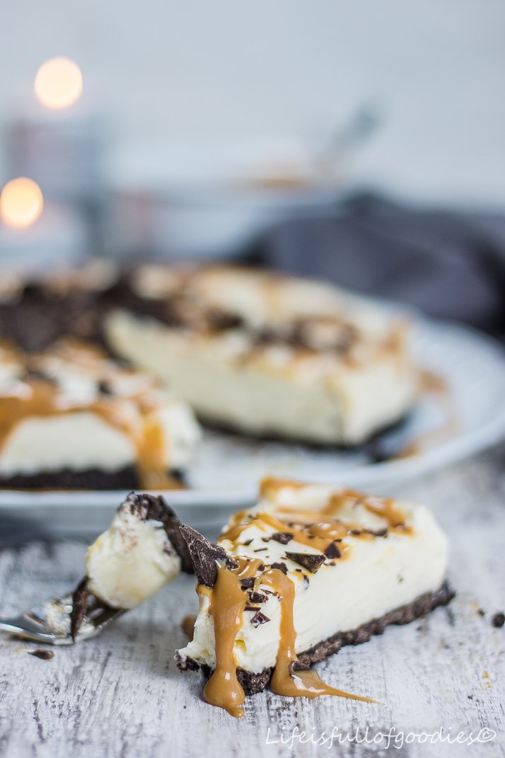 No bake - White Chocolate Cheesecake mit Karamell und Oreoboden