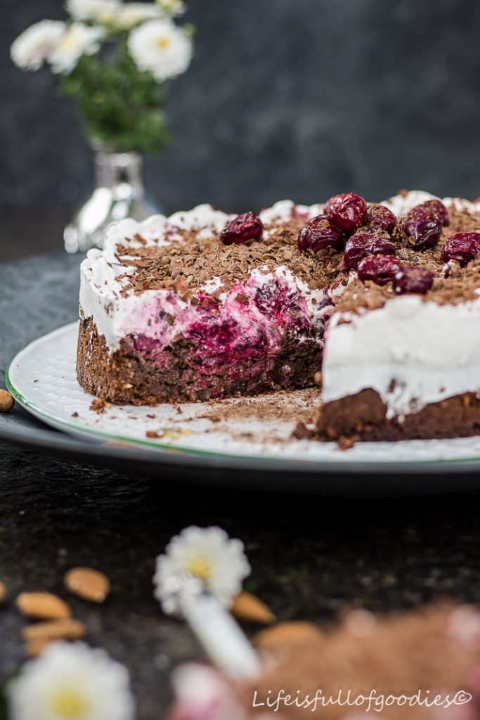 Falsche nussige Schwarzwälder Kirschtorte - ohne Mehl | Life Is Full Of ...