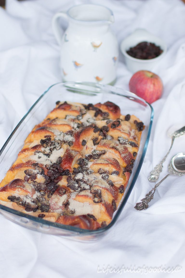 Süßer Apfel-Brioche-Auflauf mit Vanilllesauce | Life Is Full Of Goodies