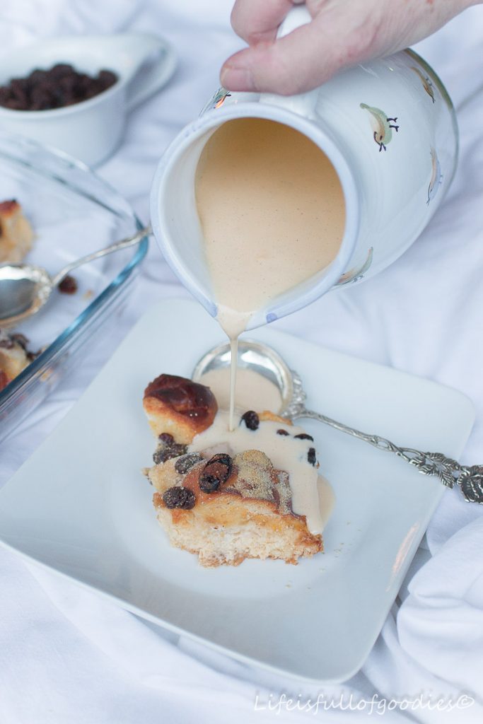 Süßer Apfel-Brioche-Auflauf mit Vanilllesauce | Life Is Full Of Goodies