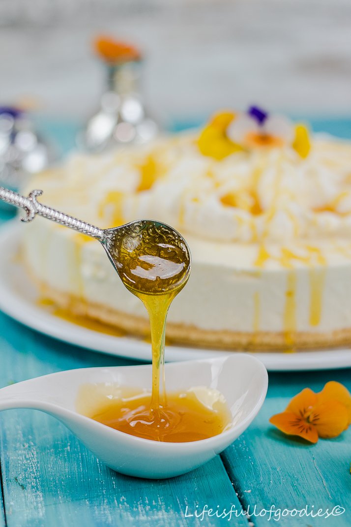 Fluffige Passionsfrucht-Käsesahne-Torte mit Maracujasirup
