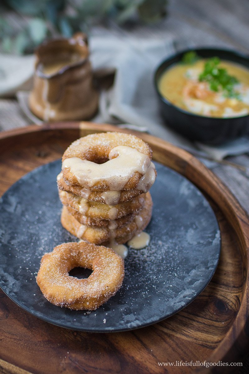 Apfelküchle mit süßer Weinschaumsauce und Kartoffelsuppe