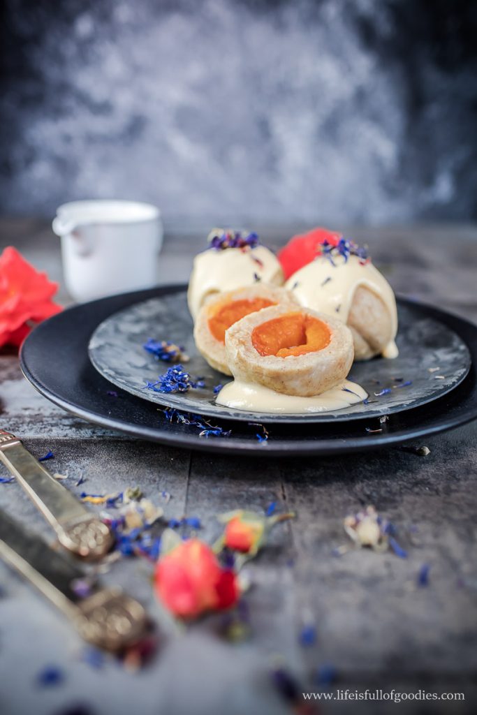 Gesunde Quark-Marillenknödel mit cremiger Vanillesauce | Life Is Full ...