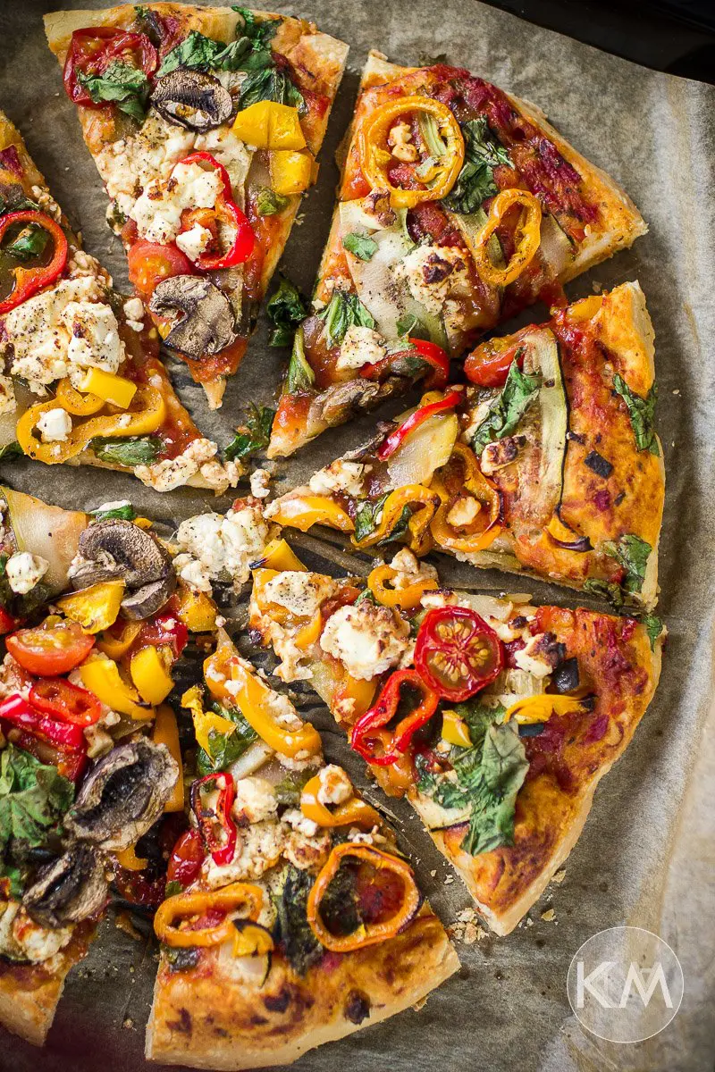 Veggie Pizza mit Schafskäse, Paprika und Champignons