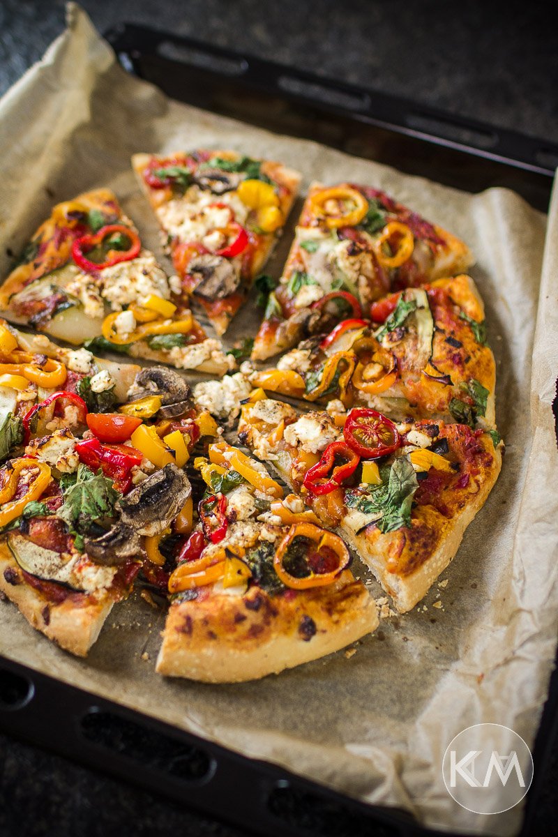 Veggie Pizza mit Schafskäse, Paprika und Champignons