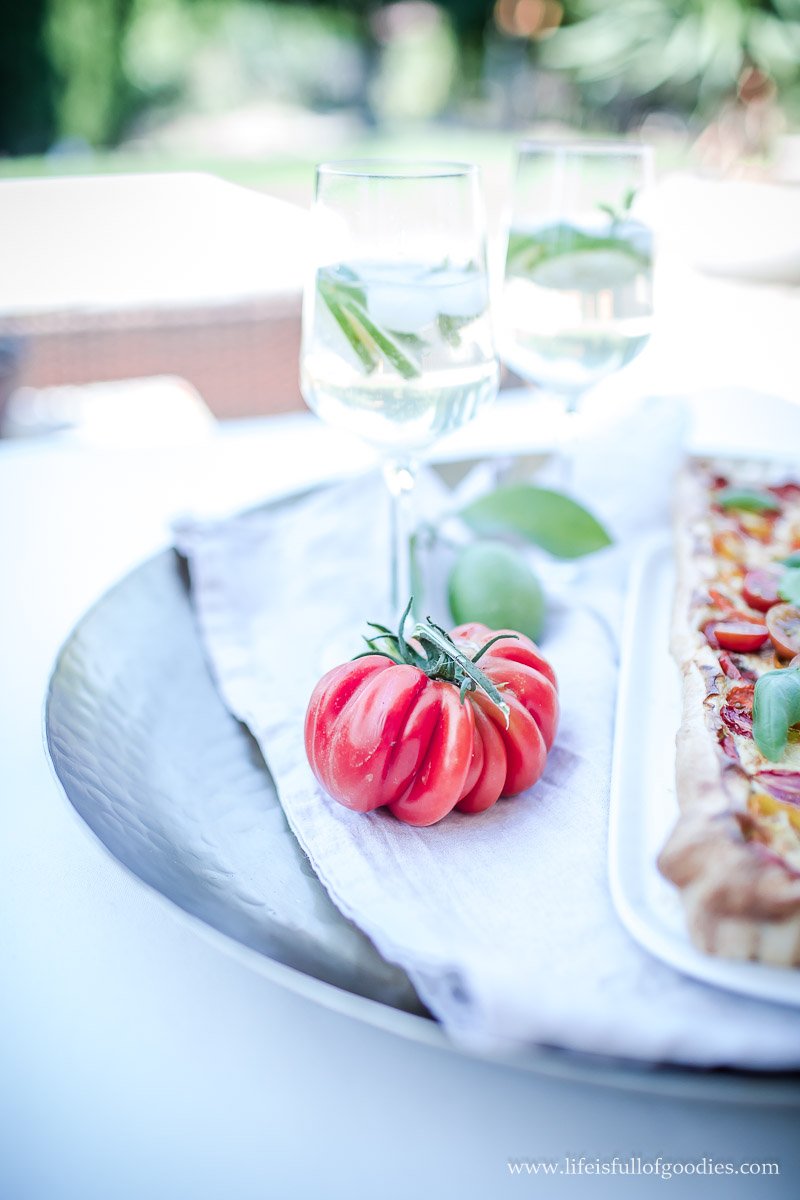 Tomaten-Basilikum-Tarte und alkoholfreier Hûgo