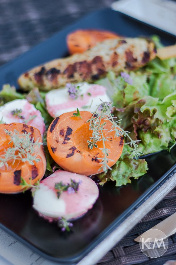 Salat mit gegrillten Aprikosen, Mozzarella und Hähnchensticks | Life Is ...