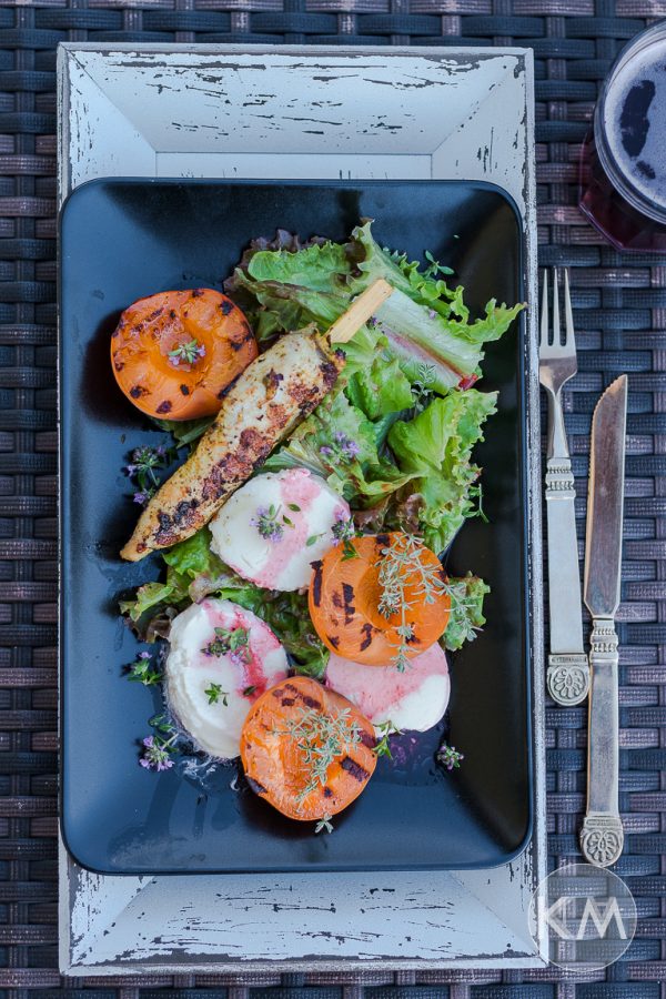 Salat mit gegrillten Aprikosen, Mozzarella und Hähnchensticks | Life Is ...