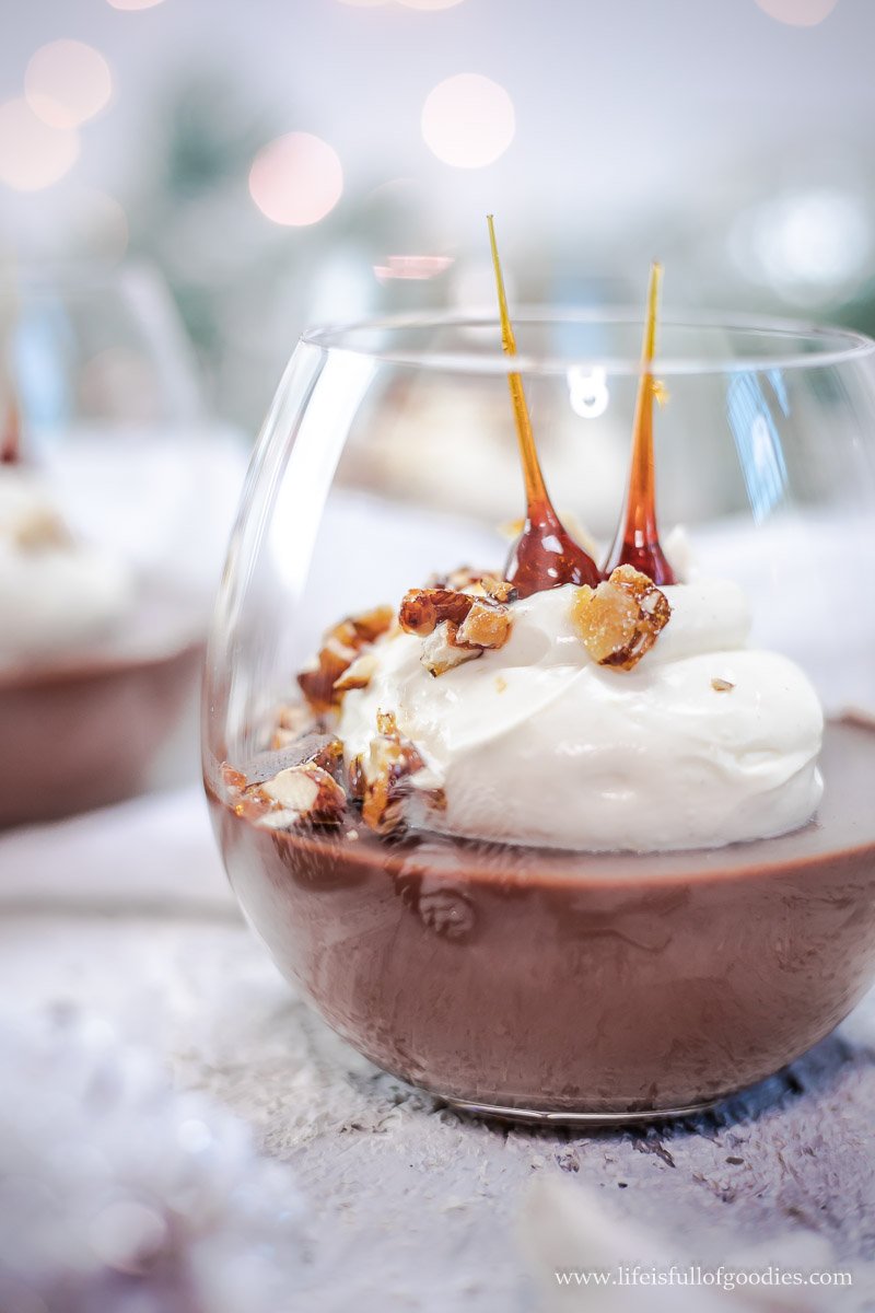 Schoko-Mascarpone-Dessert mit Haselnusskrokant