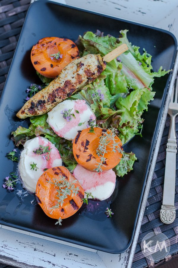 Salat mit gegrillten Aprikosen, Mozzarella und Hähnchensticks | Life Is ...