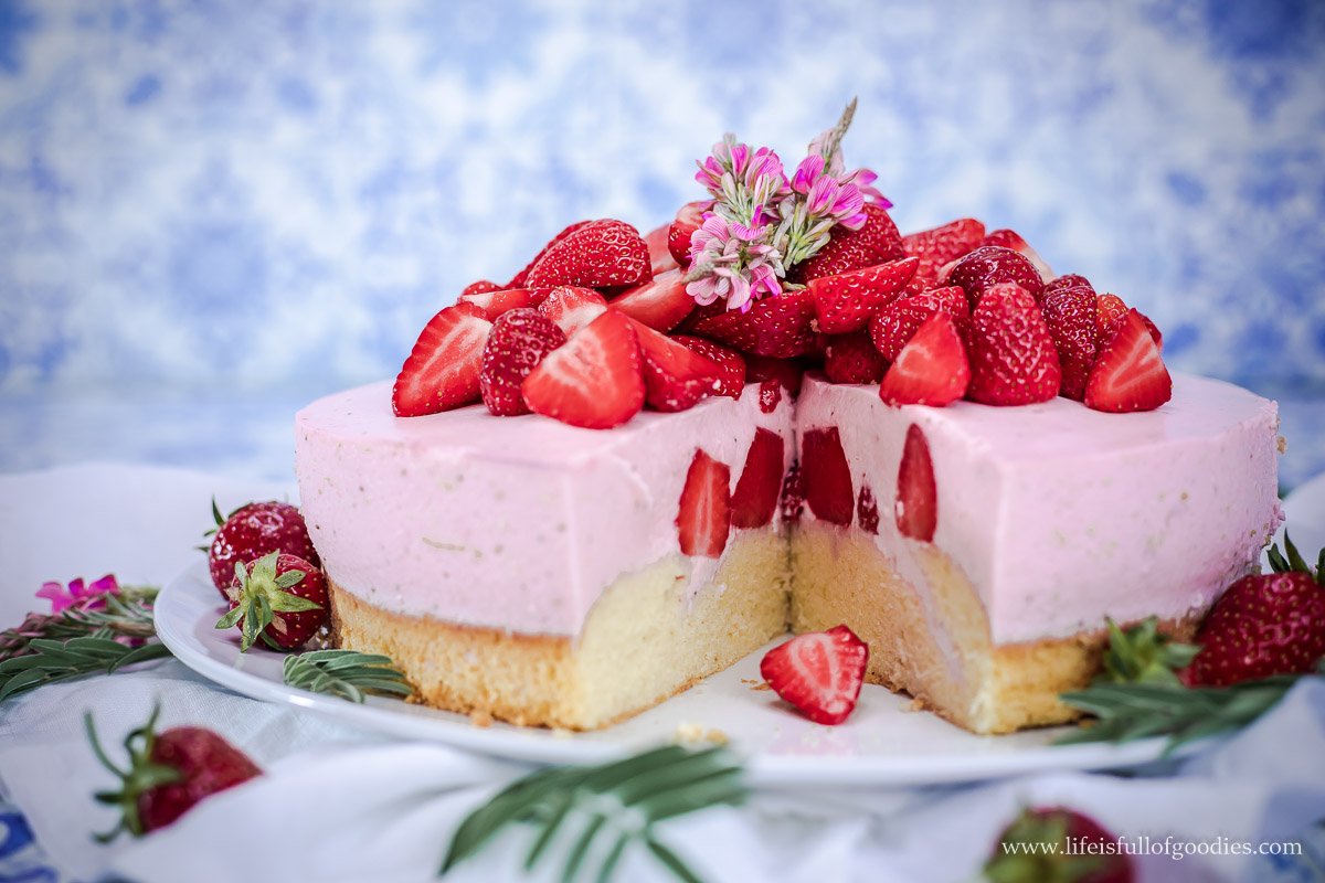 Erdbeer-Buttermilchmousse-Kuchen