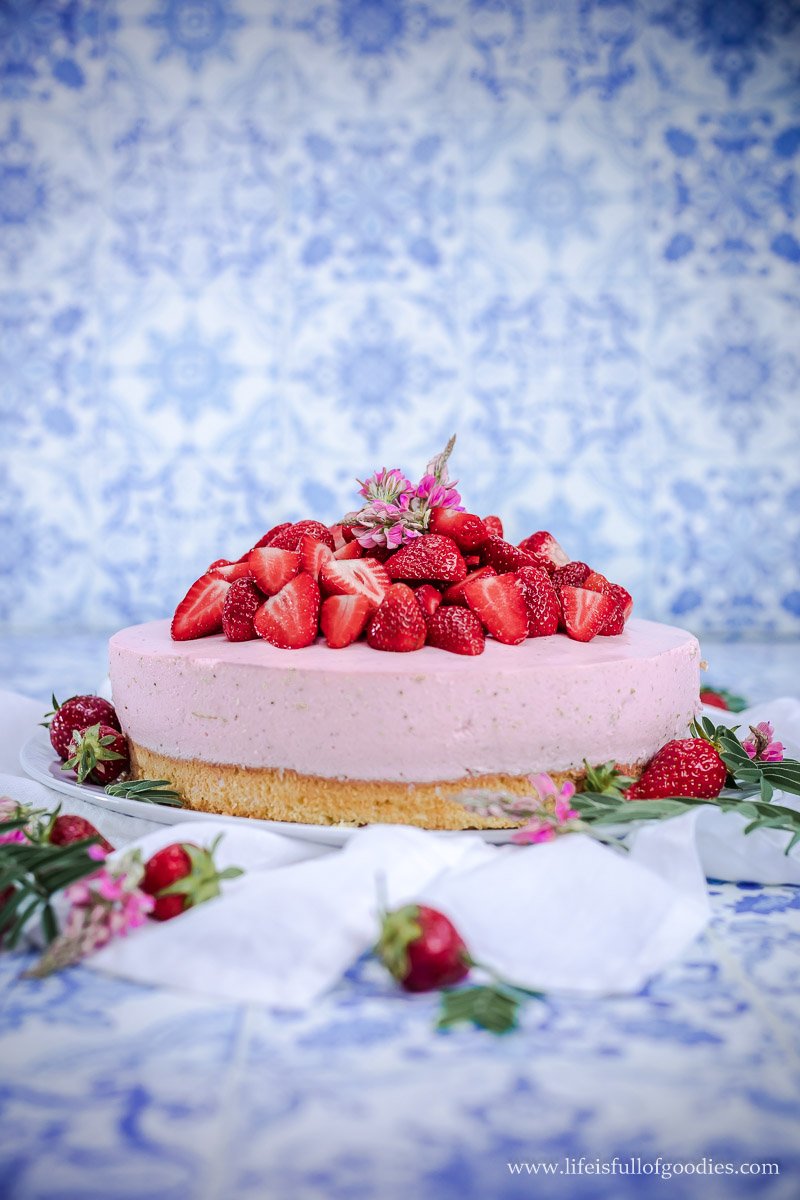 Erdbeer-Buttermilchmousse-Kuchen