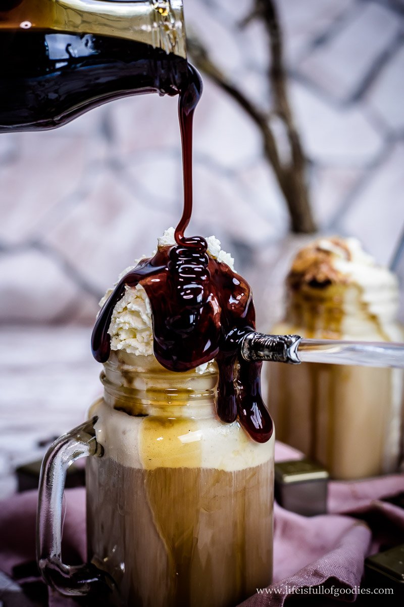 Eiskaffee mit Sahneeis und Vanille-Kaffeesirup