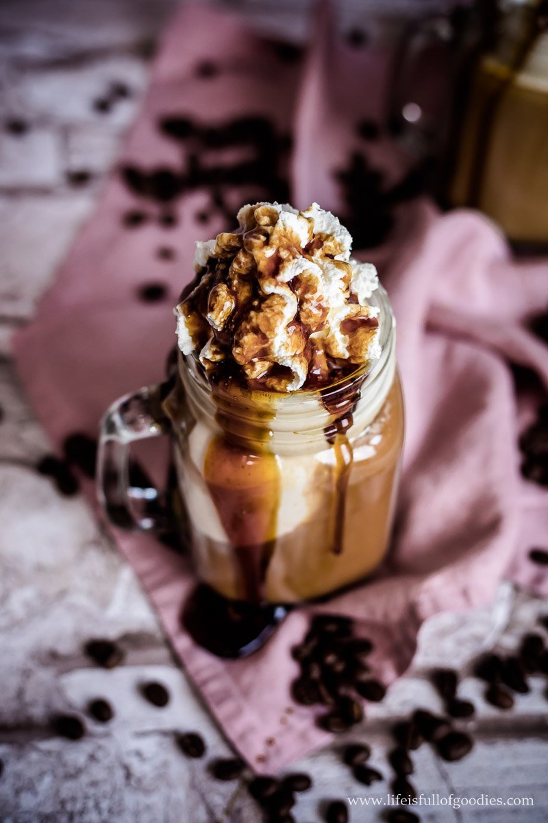 Eiskaffee mit Sahneeis und Vanille-Kaffeesirup
