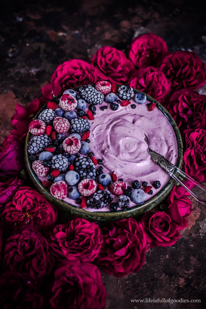 Skyr Berry Bowl mit Superfood Topping
