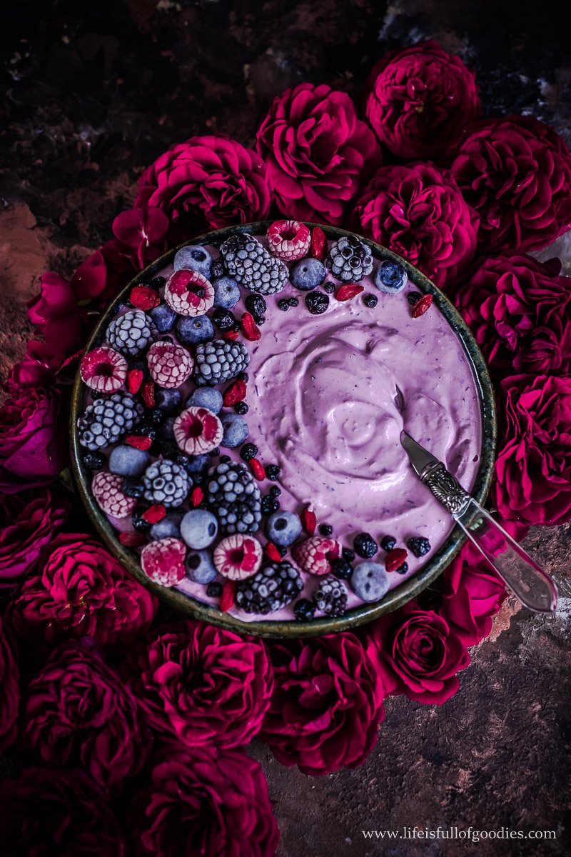 Skyr Berry Bowl mit Superfood Topping