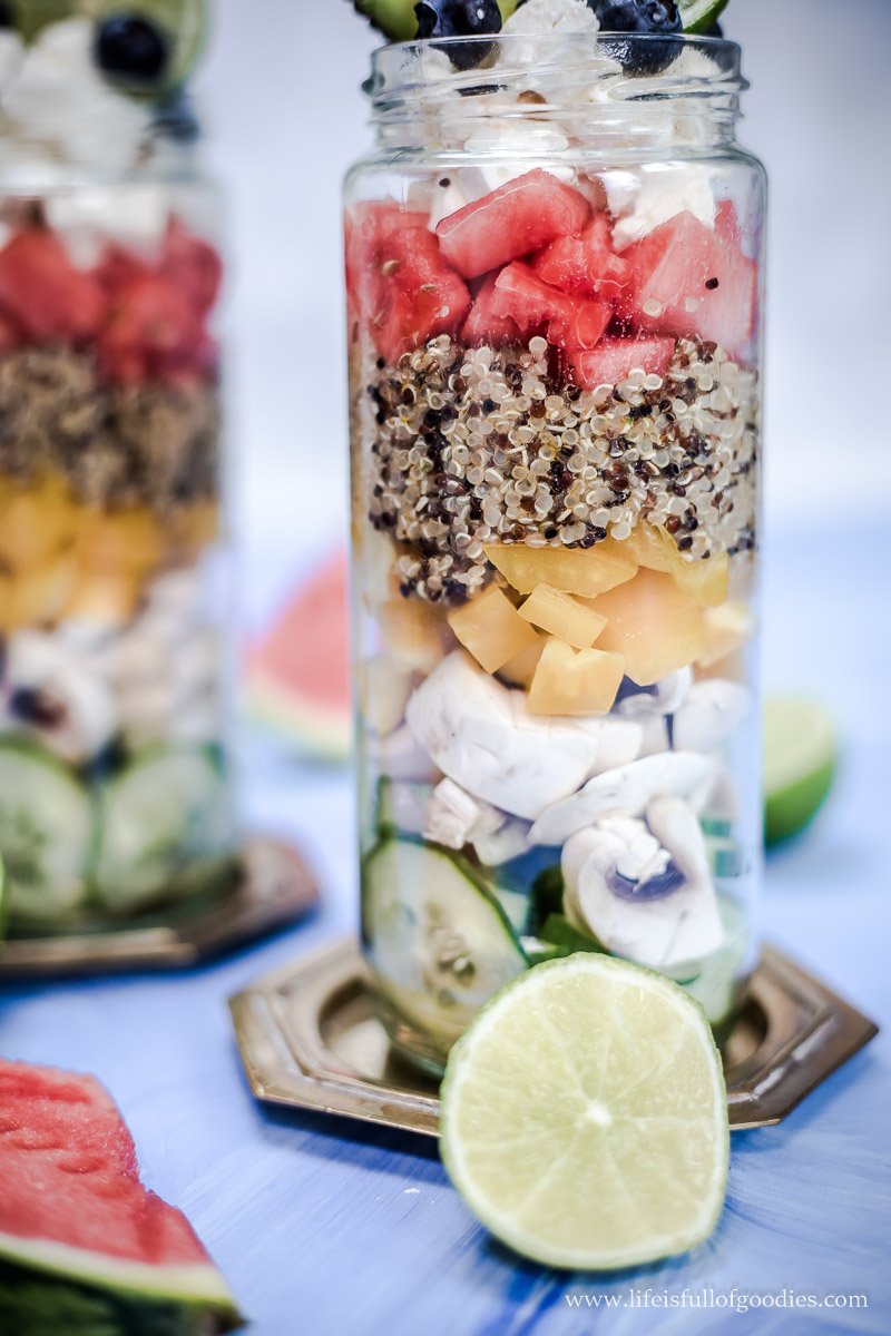 Quinoa Salat im Glas mit Wassermelone und Feta