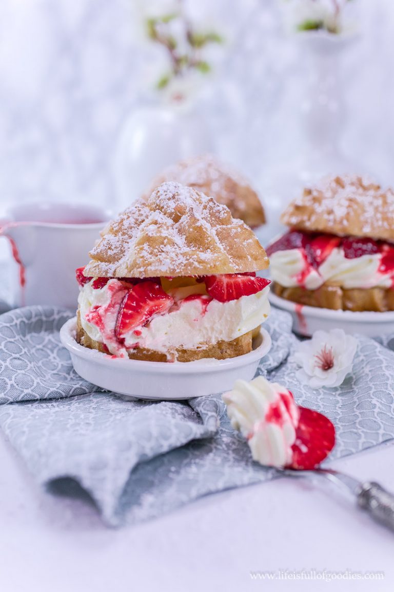 Windbeutel mit Vanillecreme und Erdbeeren | Life Is Full Of Goodies