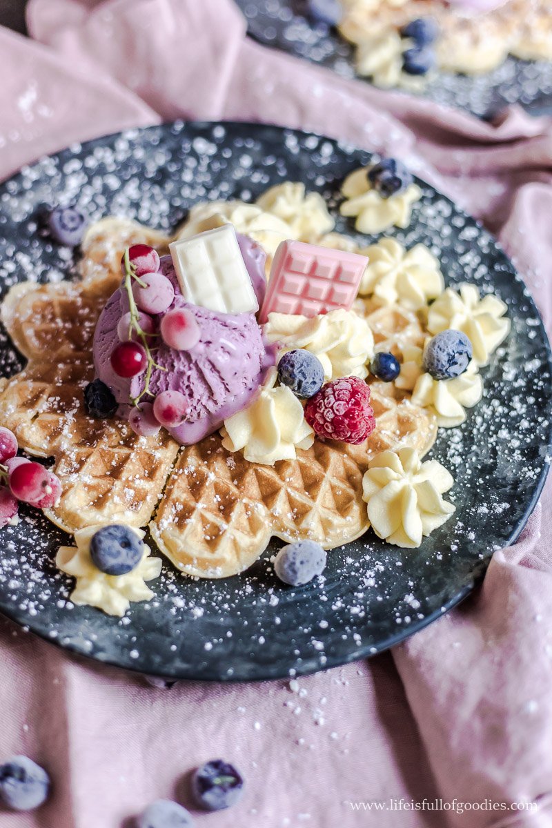 Klassische Waffeln mit Eis und Vanillecreme (26 von 35) - Life Is Full ...