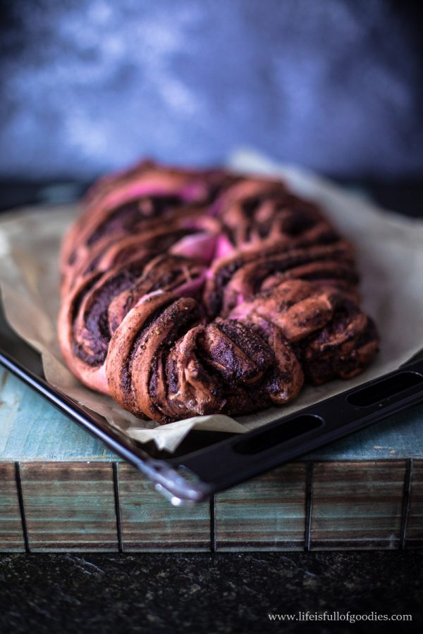 Pinker Hefezopf mit Kakao-Nussfüllung | Life Is Full Of Goodies