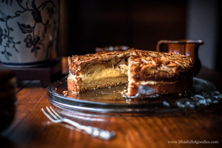 Klassischer Bienenstich mit perfekter Mandelkruste | Life Is Full Of ... Klassischer Bienenstich mit perfekter Mandelkruste | Life Is Full Of ...