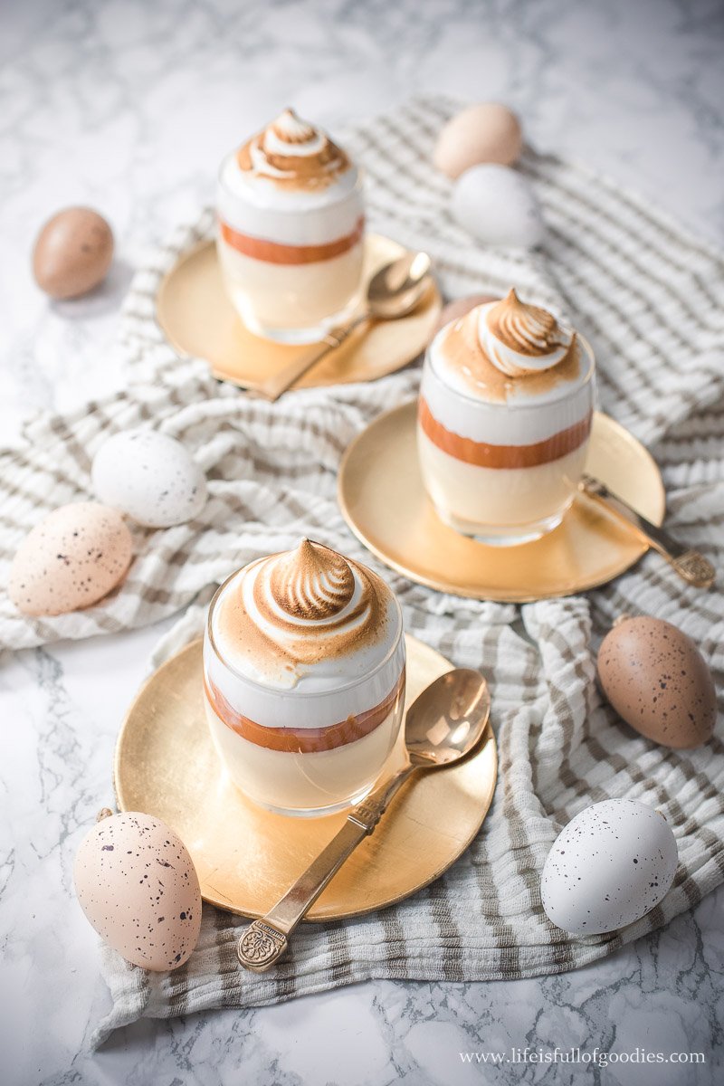 Eierlikörmousse mit weißer Schokolade, Karottenmarmelade und Baiser