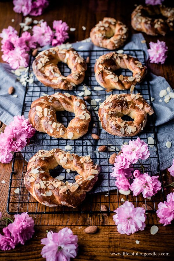 Hefeteigkringel mit Mandeln Life Is Full Of Goodies