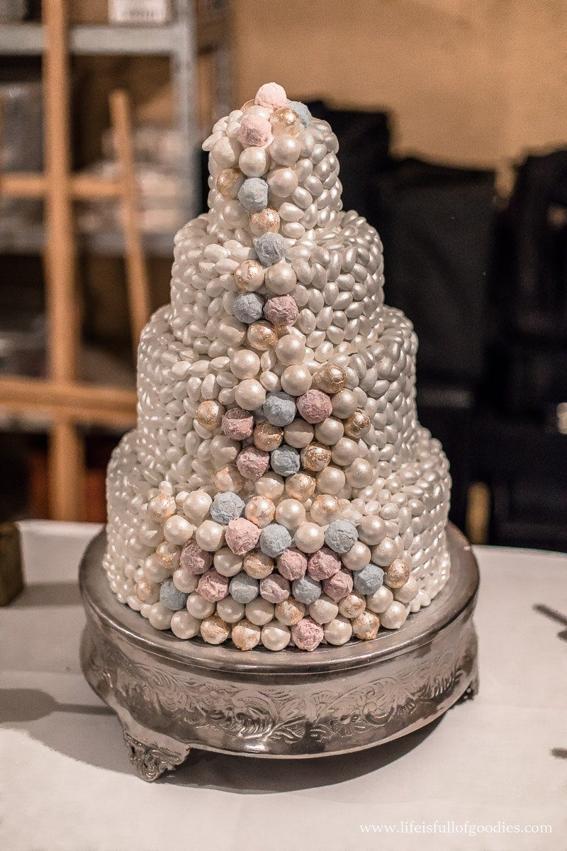 Eine Hochzeitstorte mit "Perlen" und Pralinen