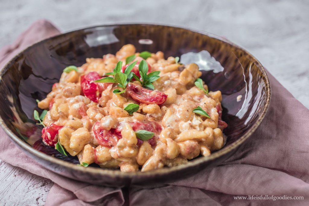 Cremige Knöpfle mit Tomaten und Feta | Life Is Full Of Goodies