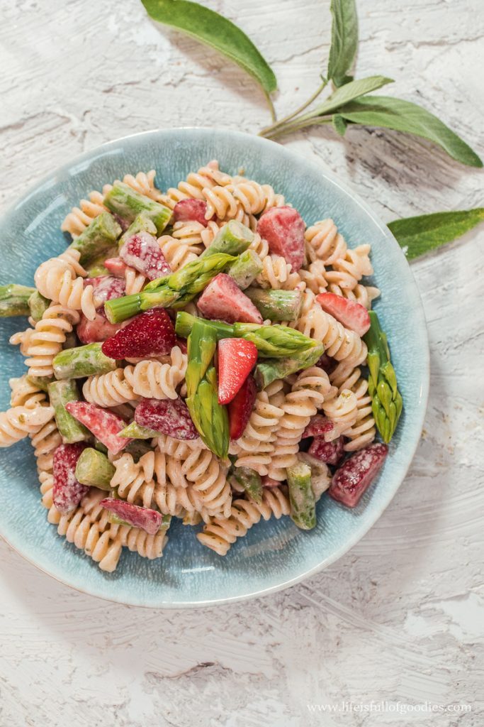 Nudelsalat mit grünem Spargel und Erdbeeren | Life Is Full Of Goodies