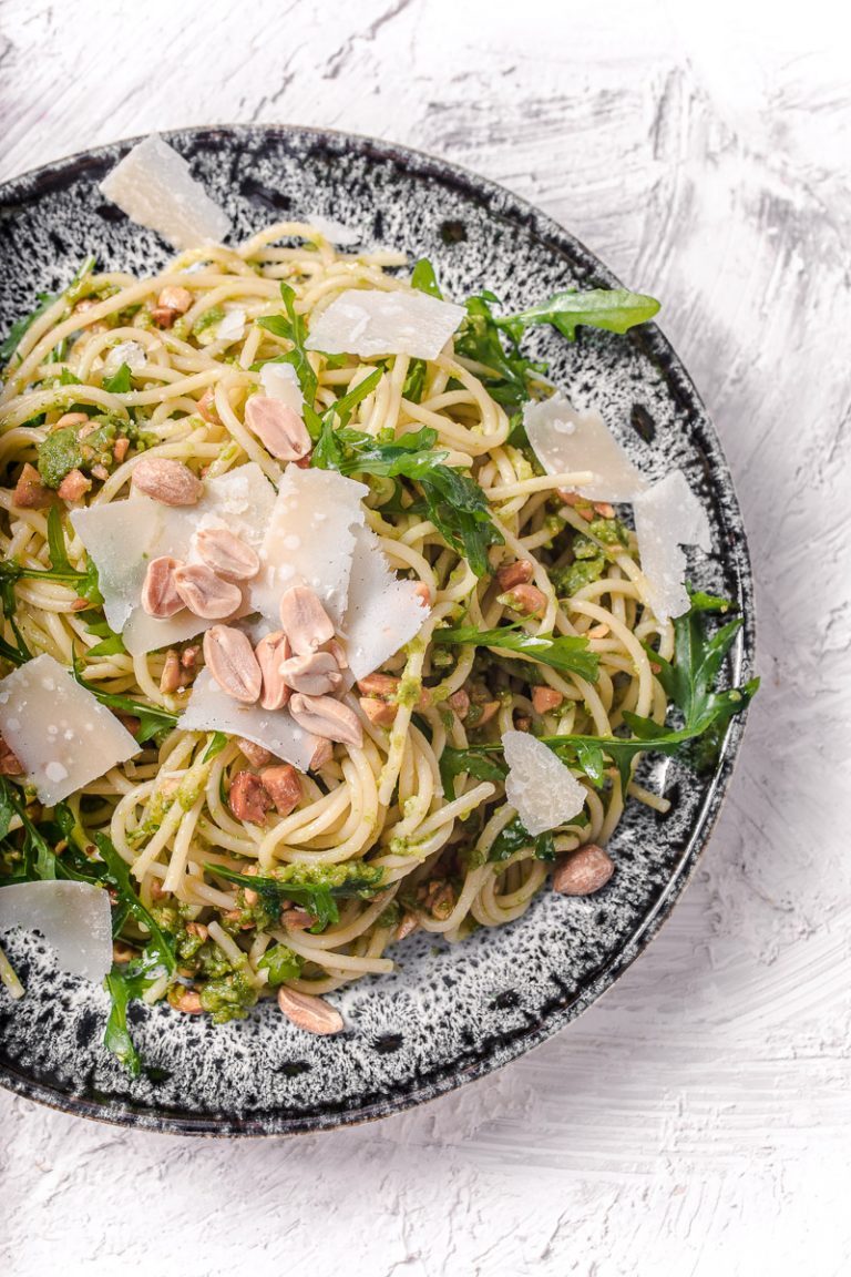 Spaghetti mit Rucola Erdnuss Pesto - Life Is Full Of Goodies