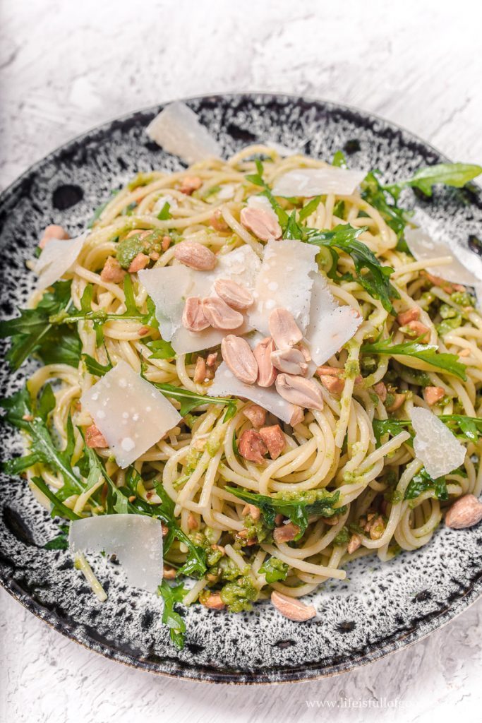 Spaghetti mit Rucola Erdnuss Pesto | Life Is Full Of Goodies