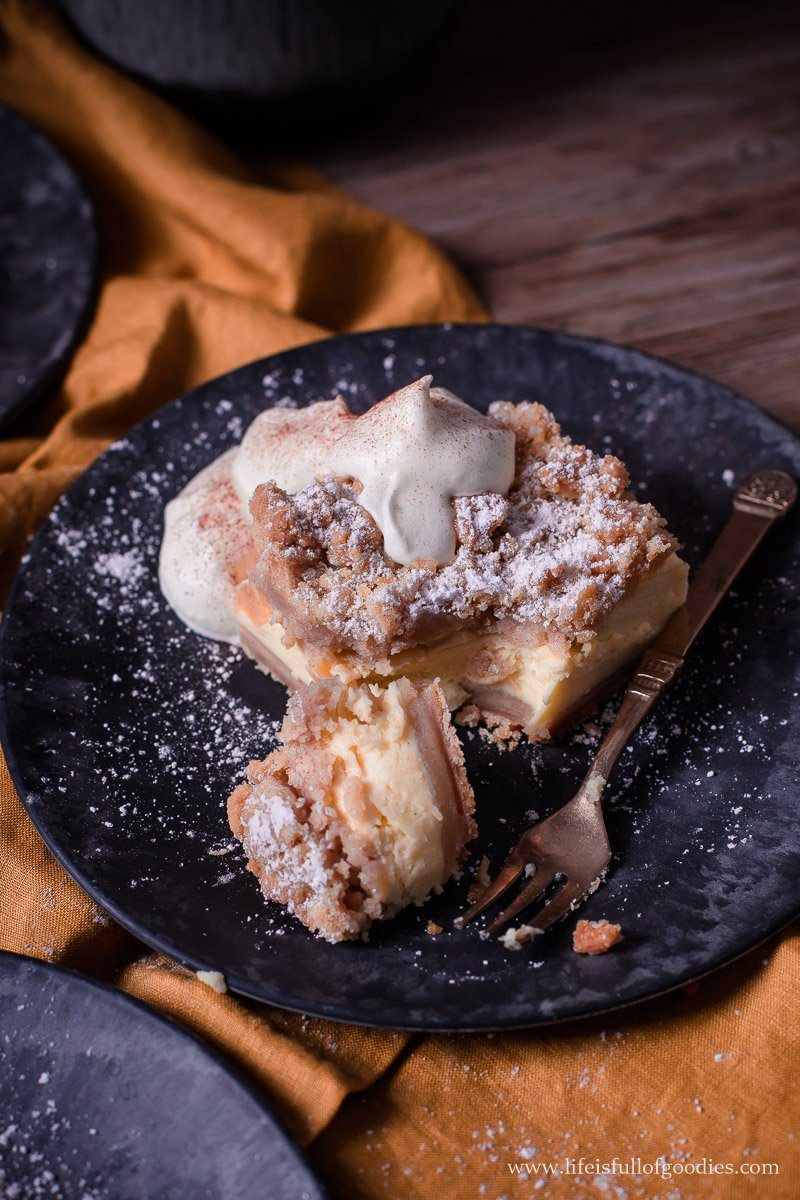Apfel Streuselkuchen mit Vanillecremefüllung - Life Is Full Of Goodies