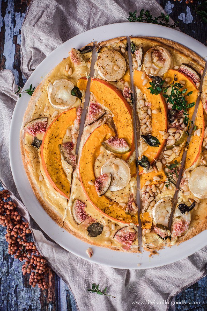 Herbstlicher Flammkuchen mit Honig Senf Schmand