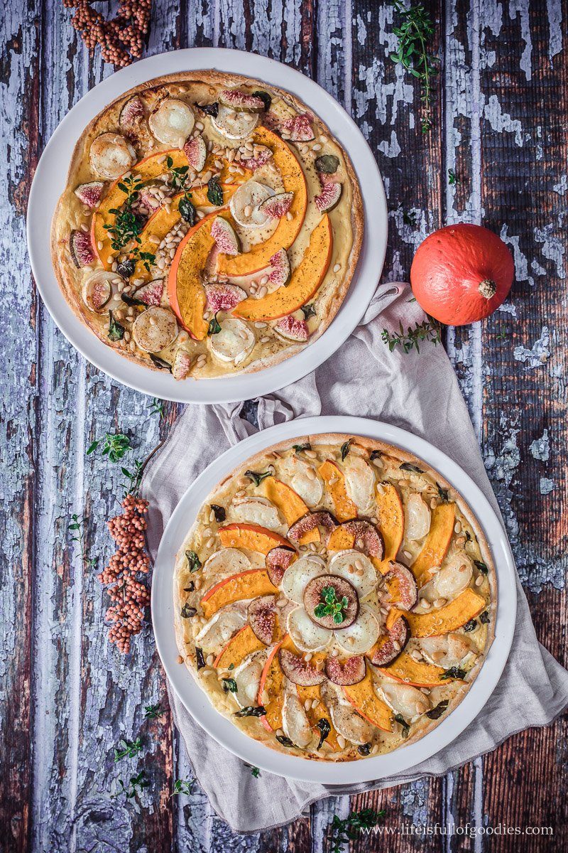 Herbstlicher Flammkuchen mit Honig Senf Schmand