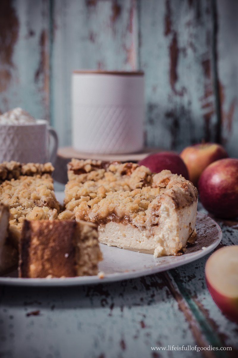 Apfelkäsekuchen mit Karamellkompott und Streuseln