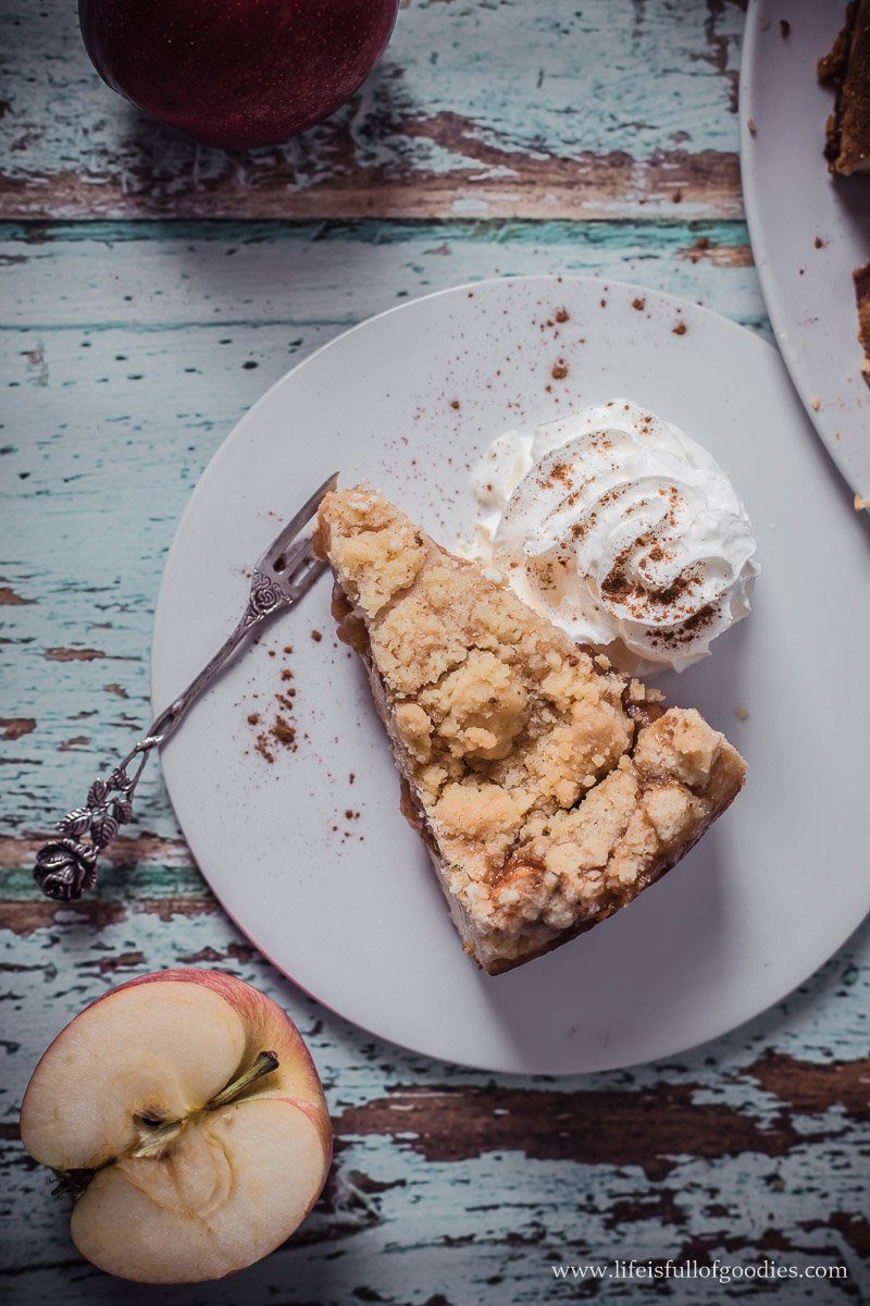 Apfelkäsekuchen mit Karamellkompott und Streuseln