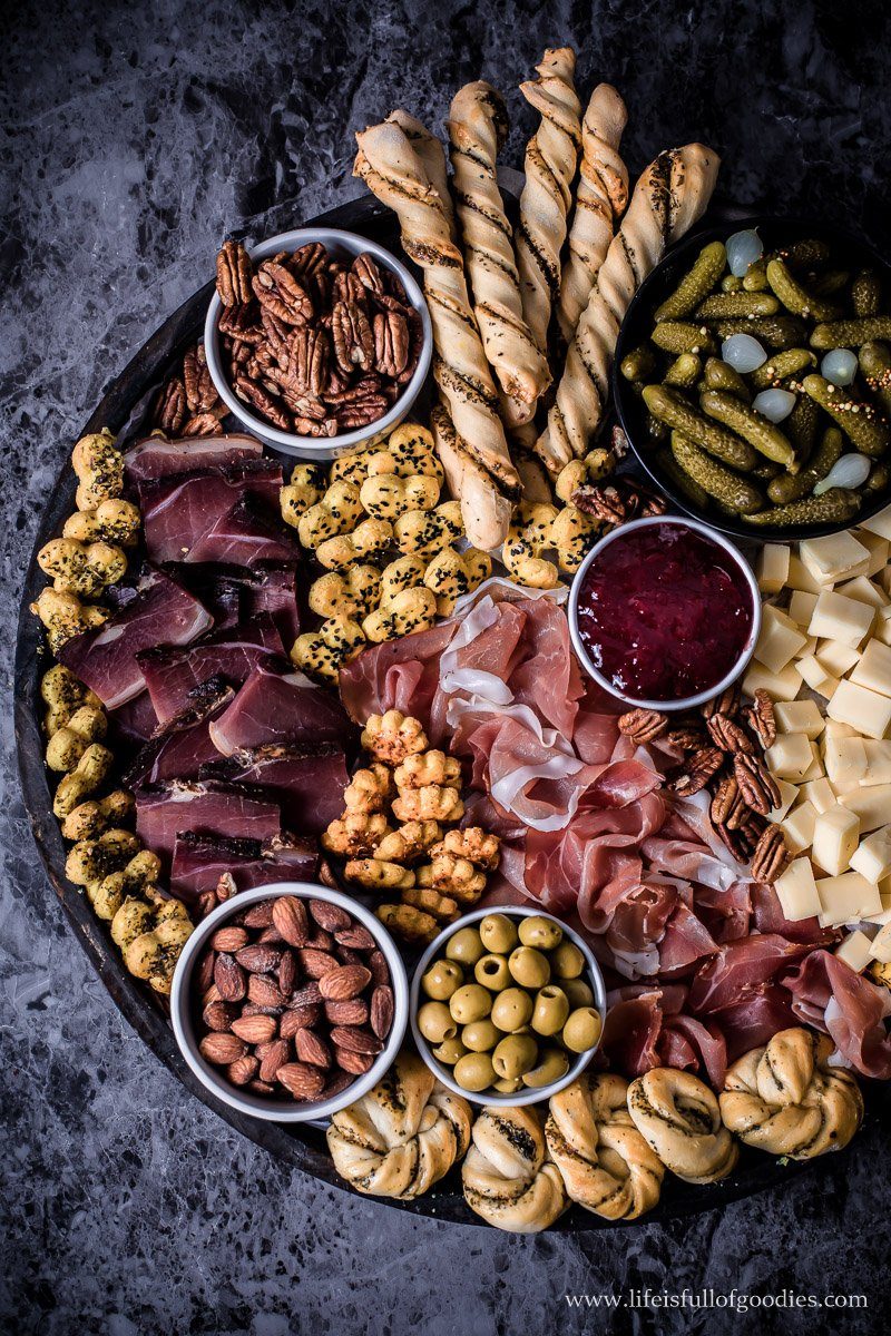 Vesperplatte mit Südtiroler Speck und Käse sowie selbstgemachten Käsecrackern und Brotstangen