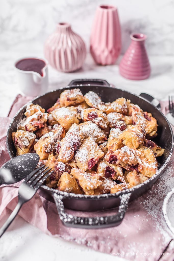 Kirsch Kaiserschmarrn mit Zimtkirschsauce | Life Is Full Of Goodies