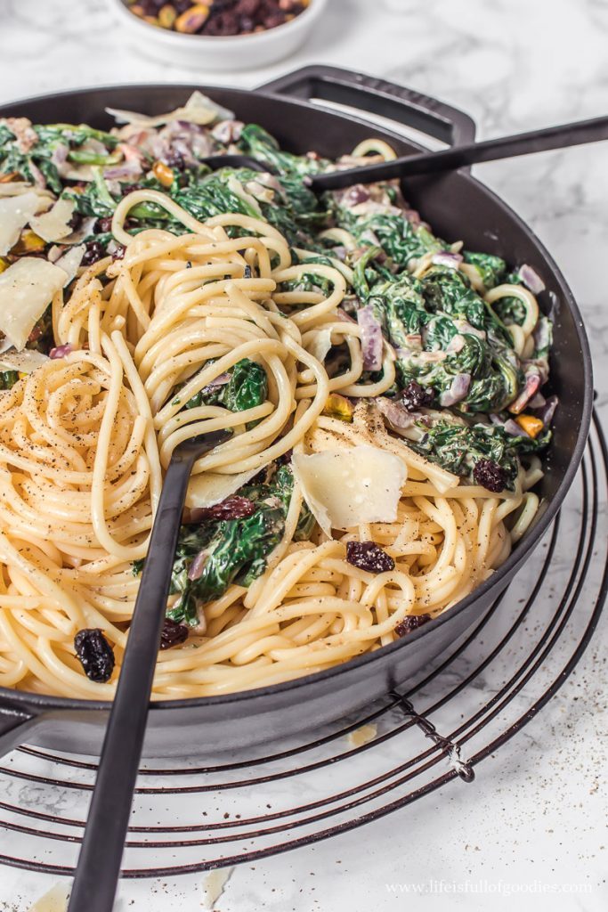 Spaghetti mit Rahm Blattspinat, Pistazien und Rosinen | Life Is Full Of ...