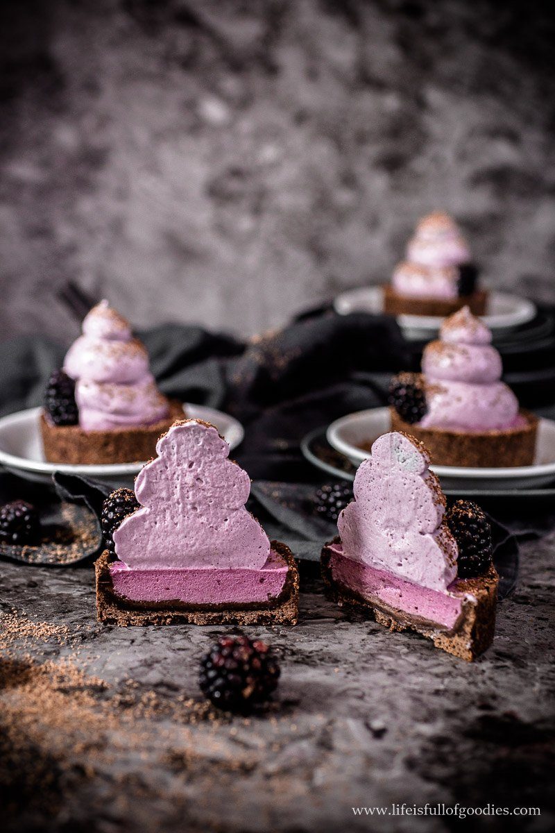 Brombeer Mousse Törtchen mit Baiserhaube | Life Is Full Of Goodies