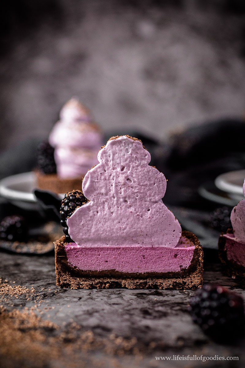 Brombeer Mousse Törtchen mit Baiserhaube | Life Is Full Of Goodies