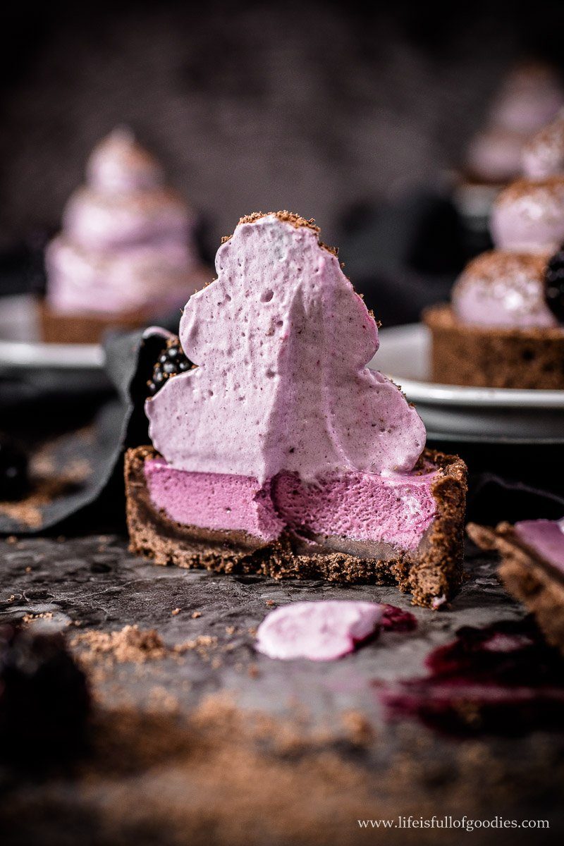 Brombeer Mousse Törtchen mit Baiserhaube | Life Is Full Of Goodies